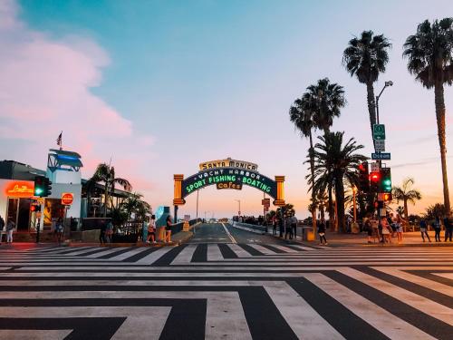 a city street with a crosswalk and a sign at Le Reve , 5 min to the beach Luxury Condo in Los Angeles