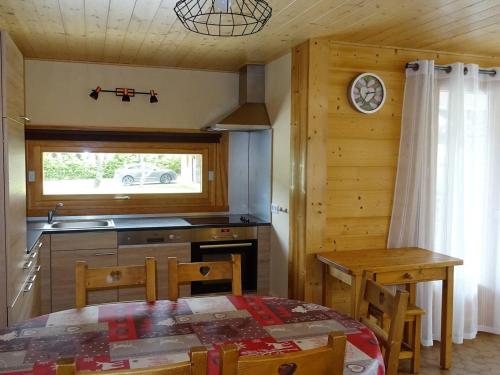 une cuisine avec une table et une table ainsi qu'une salle à manger dans l'établissement Appartement 3 Pièces Les Gets - Centre Ville, 6 Pers., WiFi, Garage, Bon Standing - FR-1-802-7, aux Gets