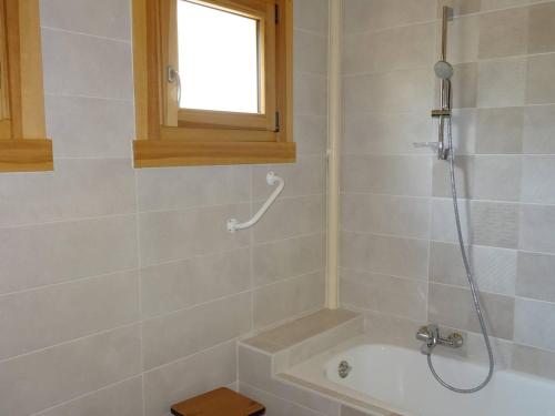 une salle de bain avec douche et baignoire dans l'établissement Appartement 3 Pièces Les Gets - Centre Ville, 6 Pers., WiFi, Garage, Bon Standing - FR-1-802-7, aux Gets