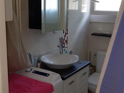 une salle de bain avec un lavabo et une machine à laver dans l'établissement Appartement Confort 3 Pièces, 4 Pers, Balcon, Proche Commerces et Pistes - Les Gets - FR-1-802-12, aux Gets