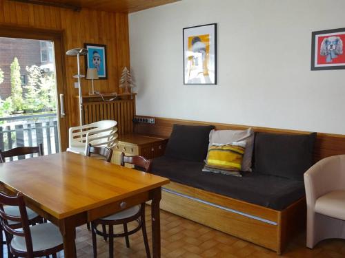 un salon avec un canapé et une table dans l'établissement Spacieux 3 Pièces - Centre des Gets - Garage, Wifi & Linge Inclus - Proche Commerces & Remontées - FR-1-802-21, aux Gets