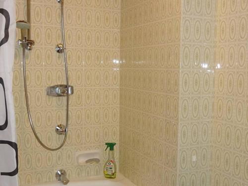 une salle de bain avec douche et lavabo dans l'établissement Spacieux 3 Pièces - Centre des Gets - Garage, Wifi & Linge Inclus - Proche Commerces & Remontées - FR-1-802-21, aux Gets