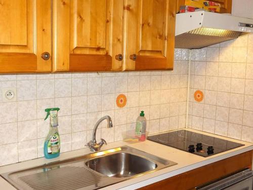 un comptoir de cuisine avec un évier et un évier dans l'établissement Appartement 2 Pièces au Centre des Gets - 4 Pers., Balcon, Wifi, Draps et Serviettes Inclus - FR-1-802-22, aux Gets