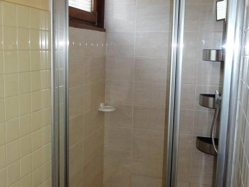 une salle de bain avec une douche avec une porte vitrée dans l'établissement Appartement 2 Pièces Les Gets - 4 Pers, Centre, Balcon, Parking, Wifi, Navette Gratuite - FR-1-802-34, aux Gets