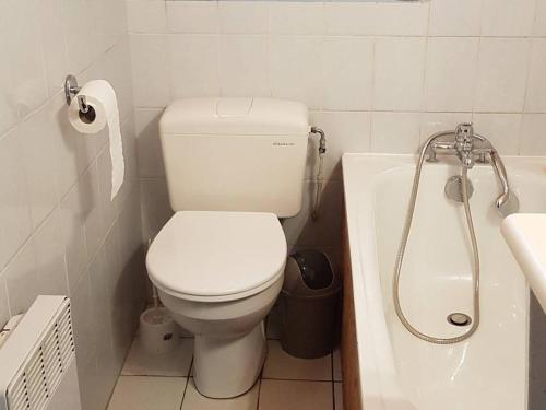 une salle de bain avec toilettes et baignoire dans l'établissement Les Gets : Triplex 5 pièces pour 8 pers, proche télésiège, navette, balcon, ski/vélo - FR-1-802-1, aux Gets