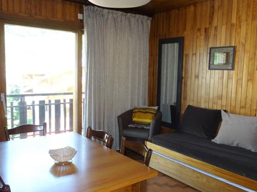 un salon avec un canapé et une table dans l'établissement Appartement spacieux 2 pièces aux Gets - 4 pers, balcon, centre village, wifi, draps et serviettes inclus - FR-1-802-35, aux Gets