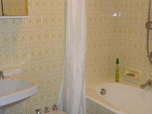 une salle de bain avec un lavabo et une baignoire et un lavabo dans l'établissement Appartement spacieux 2 pièces aux Gets - 4 pers, balcon, centre village, wifi, draps et serviettes inclus - FR-1-802-35, aux Gets