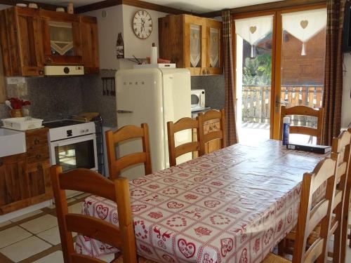 Location Les Gets : Spacieux 4 pièces pour 9 pers, proche centre, parking privé, terrasse ensoleillée - FR-1-802-33