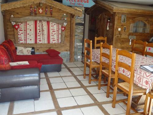 un salon avec un canapé, une table et des chaises dans l'établissement Location Les Gets : Spacieux 4 pièces pour 9 pers, proche centre, parking privé, terrasse ensoleillée - FR-1-802-33, aux Gets