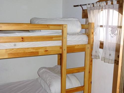 quelques lits superposés dans une chambre dans l'établissement Location Les Gets : Spacieux 4 pièces pour 9 pers, proche centre, parking privé, terrasse ensoleillée - FR-1-802-33, aux Gets