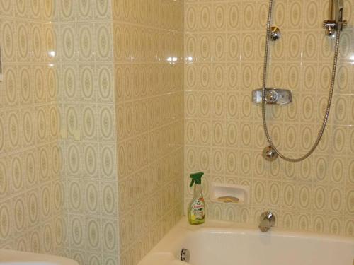 une salle de bain avec douche et baignoire dans l'établissement Location 2 pièces Les Gets, centre-ville, 4 pers., WiFi, draps et serviettes inclus - FR-1-802-6, aux Gets