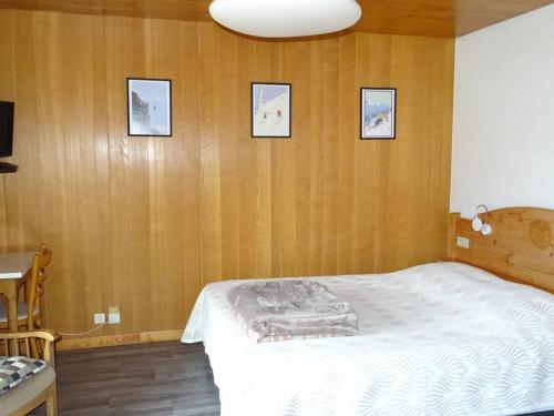 - une chambre avec un lit et trois photos sur le mur dans l'établissement Studio central Les Gets - 2 pers - WiFi - Draps/Serv inclus - Proche commerces & remontées - FR-1-802-42, aux Gets