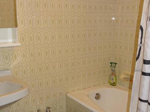 une salle de bain avec un lavabo et une baignoire dans l'établissement Les Gets: Appartement 2P, 4 pers. Centre, WiFi, Draps/Serviettes inclus, Proche Commerces et ESF - FR-1-802-15, aux Gets