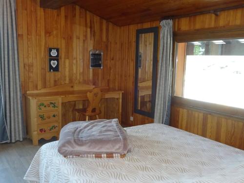 une chambre avec un lit, un bureau et une fenêtre dans l'établissement Appartement 2 pièces lumineux 4 pers, cœur des Gets, WiFi, draps et serviettes inclus, proche commodités - FR-1-802-16, aux Gets