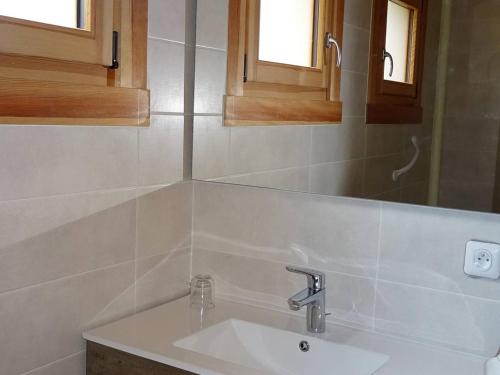 une salle de bain avec un lavabo et un miroir dans l'établissement Appartement 3 Pièces, 6 Pers - Centre Les Gets, Garage, WIFI, Balcon, Navette Gratuite - FR-1-802-24, aux Gets
