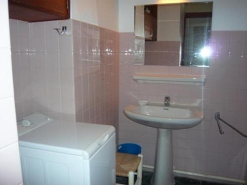 une salle de bain avec un lavabo et des toilettes dans l'établissement Appartement T3 au Grau-du-Roi, accès plage, parking - FR-1-731-80, au Grau-du-Roi