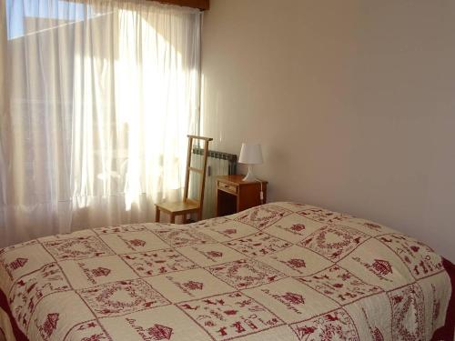 une chambre avec un lit et une fenêtre dans l'établissement Appartement 2P lumineux pour 4 pers, balcon sud, à 350m des commerces et télécabines, parking inclus - FR-1-802-2, aux Gets