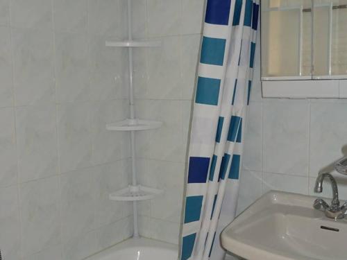une salle de bain avec un lavabo et une douche dans l'établissement Appartement 2P lumineux pour 4 pers, balcon sud, à 350m des commerces et télécabines, parking inclus - FR-1-802-2, aux Gets