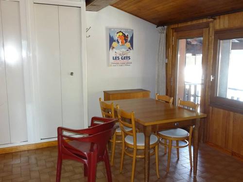une salle à manger avec une table et des chaises en bois dans l'établissement Les Gets - Appartement 2 pièces, 4 pers, centre, bal., Wi-Fi, draps, serviettes inclus - FR-1-802-28, aux Gets