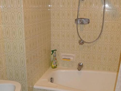 une salle de bain avec baignoire et douche dans l'établissement Les Gets - Appartement 2 pièces, 4 pers, centre, bal., Wi-Fi, draps, serviettes inclus - FR-1-802-28, aux Gets