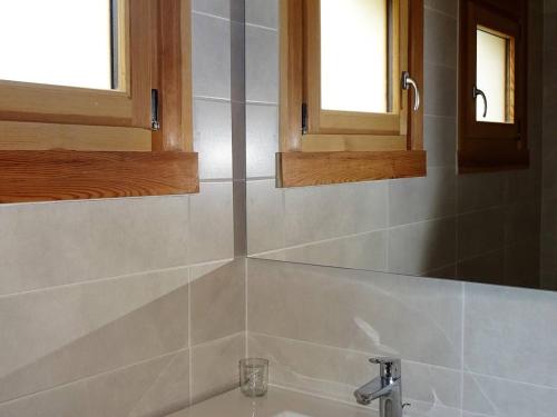une salle de bain avec un lavabo et deux fenêtres dans l'établissement Appartement 3 pièces aux Gets - 6 pers, WiFi, garage, balcon, proche commerces et ESF - FR-1-802-5, aux Gets