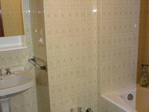 une salle de bain blanche avec un lavabo et un miroir dans l'établissement Appartement 2 Pièces aux Gets - 4 pers, Centre-Ville, WiFi, Draps/Serviettes Inclus - FR-1-802-27, aux Gets