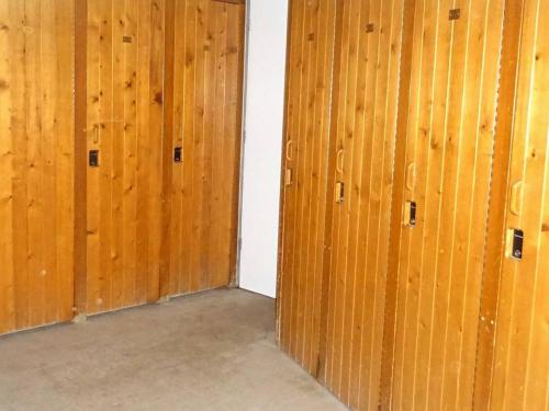 une chambre vide avec des murs en bois et 2 portes dans l'établissement Appartement 2 Pièces aux Gets - 4 pers, Centre-Ville, WiFi, Draps/Serviettes Inclus - FR-1-802-27, aux Gets