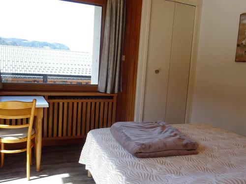 une chambre avec un lit, une table et une fenêtre dans l'établissement Les Gets, 2 Pièces, 4 Pers, Centre, WiFi, Draps et Serviettes Inclus - FR-1-802-36, aux Gets