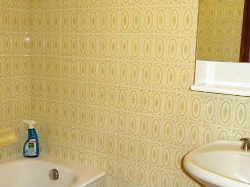 La salle de bains est pourvue d'un lavabo, d'un miroir et d'un lavabo blanc. dans l'établissement Les Gets, 2 Pièces, 4 Pers, Centre, WiFi, Draps et Serviettes Inclus - FR-1-802-36, aux Gets