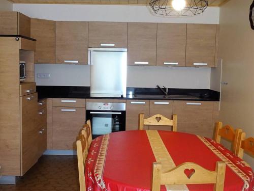 une cuisine avec une table et un chiffon rouge dans l'établissement Les Gets 2 Pièces Rénové, 5 Pers, Centre, Wifi, Garage - FR-1-802-11, aux Gets