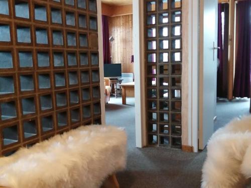 une pièce avec une cave à vin avec un banc dedans dans l'établissement Les Gets - 2 pièces, 4 pers, centre station, garage, à 100m des commerces et de l'ESF - FR-1-802-13, aux Gets