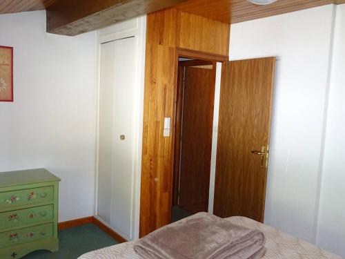 - une chambre avec un lit et une porte en bois dans l'établissement Appartement T2 aux Gets, Centre-Ville, 4 Pers., WIFI, Draps/Serviettes Inclus, Proche Commerces et ESF - FR-1-802-14, aux Gets