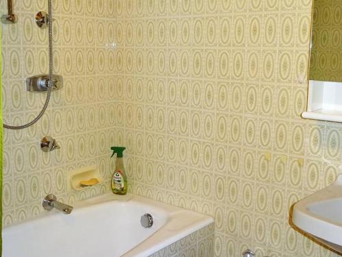 une salle de bain avec un lavabo et une baignoire dans l'établissement Spacieux 2 Pièces au Cœur des Gets - 4 Pers, Balcon, Wifi, Draps et Serviettes Offerts - FR-1-802-47, aux Gets