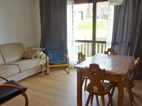 un salon avec une table et un canapé dans l'établissement Appartement cosy 2 pièces aux Gets - 3 pers - Garage - Proche pistes et navette - FR-1-802-20, aux Gets