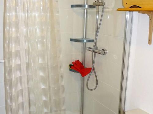 une douche avec un parapluie rouge à côté d'un rideau de douche dans l'établissement Appartement cosy 2 pièces aux Gets - 3 pers - Garage - Proche pistes et navette - FR-1-802-20, aux Gets