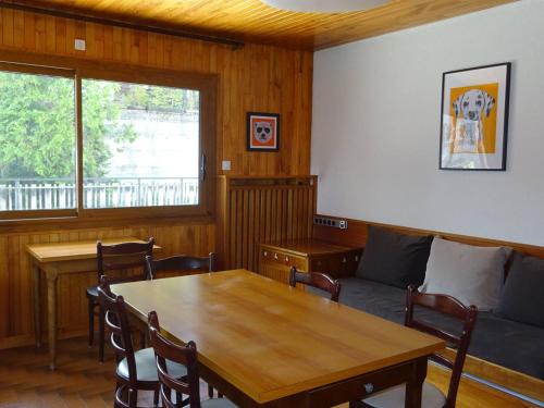un salon avec une table et un canapé dans l'établissement Spacieux 3 pièces central aux Gets - 6 pers, garage, WiFi, draps et serviettes inclus - FR-1-802-25, aux Gets