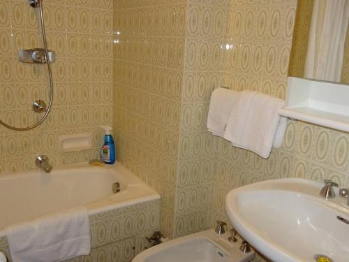 une salle de bain avec un lavabo, une baignoire et des toilettes dans l'établissement Spacieux 3 pièces central aux Gets - 6 pers, garage, WiFi, draps et serviettes inclus - FR-1-802-25, aux Gets