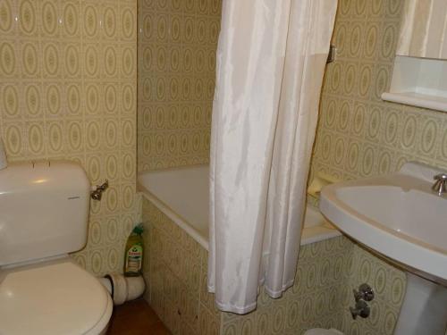 une petite salle de bain avec toilettes et lavabo dans l'établissement Studio cosy Les Gets - Centre, 2 pers, Wi-Fi, Draps & Serviettes Inclus - FR-1-802-29, aux Gets