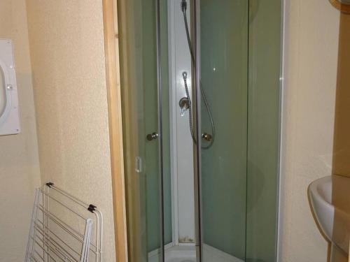 une douche avec une porte vitrée dans une salle de bain dans l'établissement Appartement 5 pièces 92m² aux Gets - Lumineux, Proche Pistes et Commerces, Garage inclus - FR-1-802-46, aux Gets