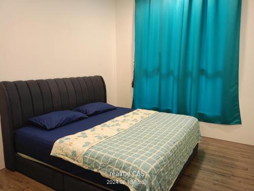 Cama en habitación con cortina azul en l Brand New Condo l I-Muslim Guesthouse Kuala Lumpur, en Kuala Lumpur
