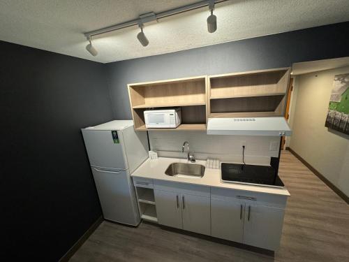 Kuchyň nebo kuchyňský kout v ubytování Extended Stay America Premier Suites - Portland - North