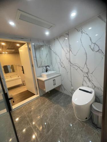 a bathroom with a toilet and a sink at 深山林內民宿 in Zhushan