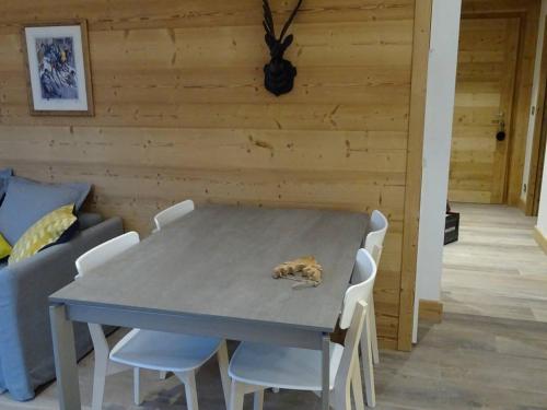 Photo de la galerie de l'établissement Luxe 3 pièces au cœur des Gets, 4 pers, parking, WiFi, proche commerces - FR-1-802-50, aux Gets