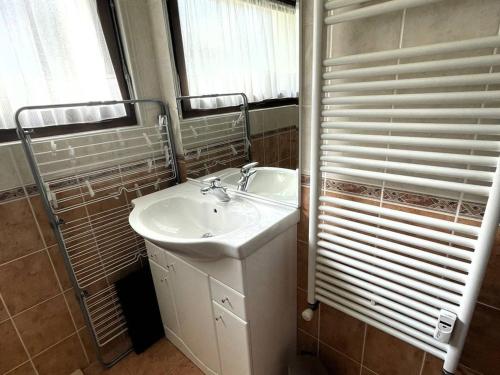 une salle de bain avec un lavabo et un miroir dans l'établissement Les Gets - Spacieux 2 Pièces Rénové, 4-6 Pers, Parking, Centre-Ville, Proche Commerces et Ski - FR-1-802-51, aux Gets