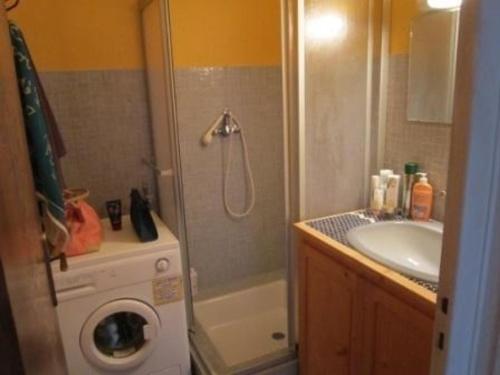 une salle de bain avec une machine à laver et un lavabo dans l'établissement Les Gets : Duplex lumineux 2 pièces, ski-in/out, à 250m du centre, pour 6/8 personnes - FR-1-802-63, aux Gets