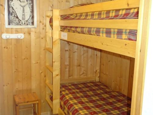un lit superposé dans une cabane en rondins avec un lit dedans dans l'établissement Appartement 2 pièces + coin cabine, Les Gets, 5 pers, confort, proche centre, garage - FR-1-802-65, aux Gets