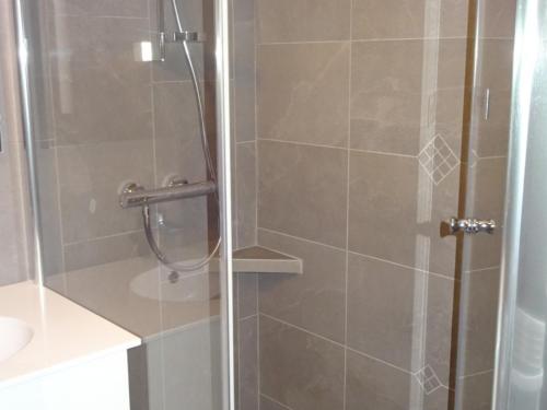 une douche avec une porte vitrée dans une salle de bain dans l'établissement Appartement 2 pièces + coin cabine, Les Gets, 5 pers, confort, proche centre, garage - FR-1-802-65, aux Gets