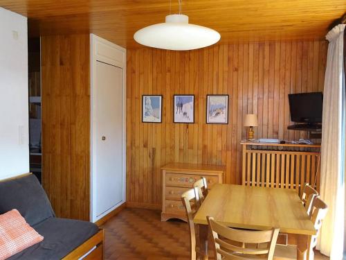 une salle à manger avec une table et des chaises en bois dans l'établissement Spacieux 2 Pièces au Coeur des Gets - 4 Pers - Balcon, WiFi, Draps et Serviettes Inclus - FR-1-802-53, aux Gets