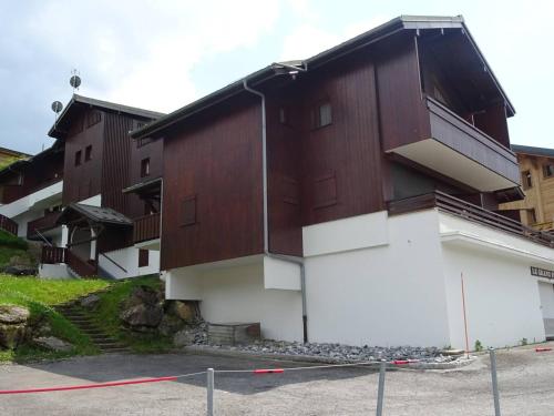 Appartement 2 Pièces pour 5 Pers. - Garage - Proche Centre et Commerces - 150m des Pistes - FR-1-802-54