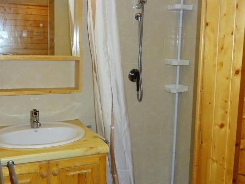 une salle de bain avec une douche avec un lavabo et une douche dans l'établissement Appartement 2 Pièces pour 5 Pers. - Garage - Proche Centre et Commerces - 150m des Pistes - FR-1-802-54, aux Gets